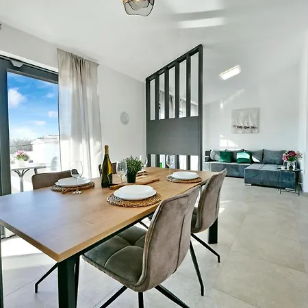 R2 By Rudan Apartment *